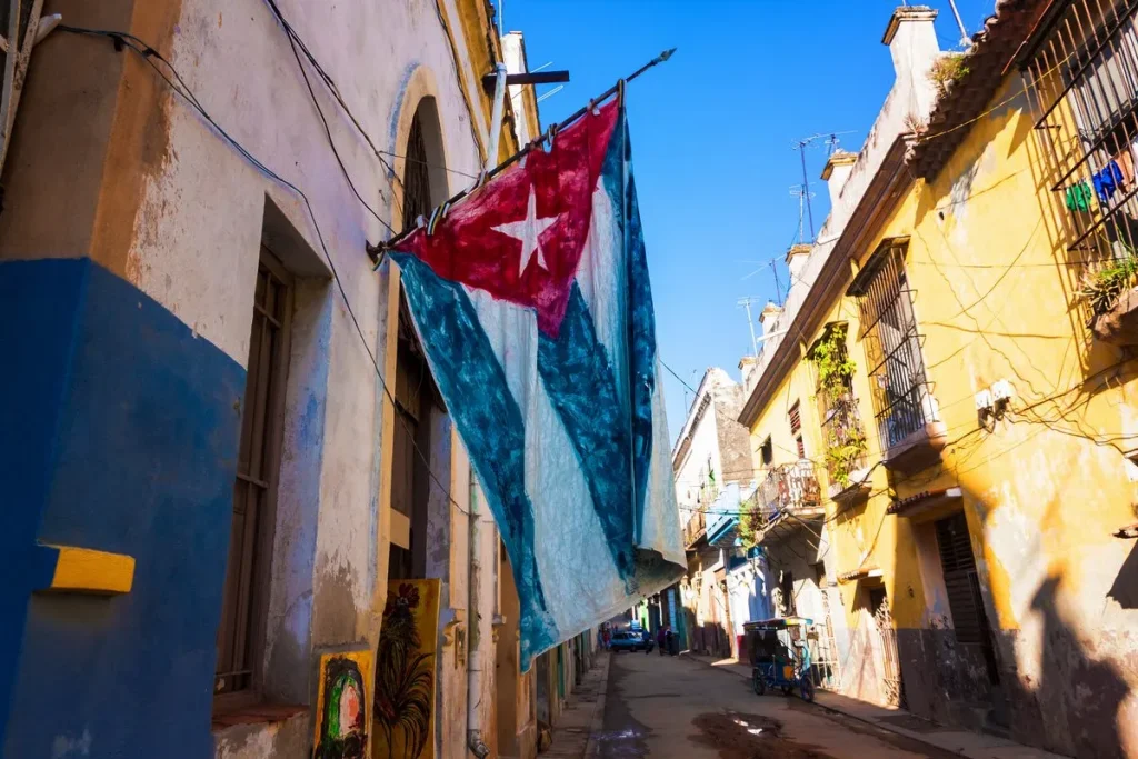 Une rue de la ville avec un drapeau accroché au côté des bâtiments